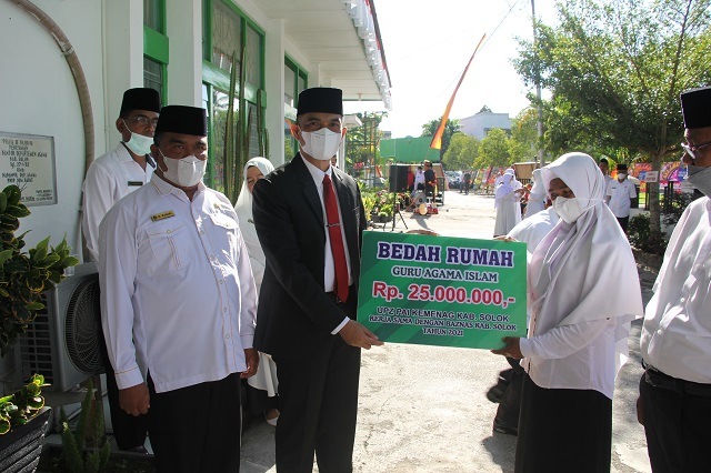 HAB 76, Guru PAI Honorer di Lembah Gumanti Terima Bantuan Bedah UPZ Kemenag Kab.Solok