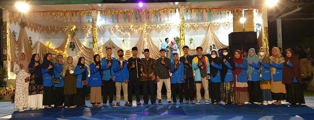 Sulit Air, SuhaNews - Ikatan Mahasiswa Solok (IMS) Batusangkar menggelar Kemah Bhakti Mahasiswa (KBM) di nagari Sulit Air kecamatan X Koto Diatas Kabupaten Solok, Minggu (9/1).  Ketua Panitia KBM IMS 2022, Syahrul Hamda dalam laporannya menyampaikan, kegiatan ini akan berlangsung selama sepekan hingga 16 Januari 2022 mendatang. Selama kemah berlangsung peserta akan melakukan kegiatan bersama masyarakat dalam beberapa bidang.  "Untuk bidang Pendidikan yaitu sharing dengan siswa dan memberikan motivasi siswa ke sekolah-sekolah. Bidang Keagamaan yaitu mengajar ke MDA, Lomba Tahfiz se-nagari Sulit Air," jelas Hamda.  Selain itu juga, dalam KBM 2022 ini akan dilaksanakan kegiatan keagamaan, antara lain, Pelatihan Imam, Khatib, Penyelengaraan Jenazah dan ditutup dengan Acara Tabligh Akbar.  Wali Nagari Suit Air, Jumaini yang membuka kegiatan ini menyampaikan, kegiatan KBM yang dilaksanakan oleh Ikatan Mahasiswa Solok bisa dijadikan sebagai proses untuk belajar dan menempa diri, khusus bagi pemuda pemudi menjadi harapan masa depan nagari.  “Saya sangat mendukung kegiataan positif ini, dan berharap kegiataan ini dimanfaatkan sebaik-baiknya khusus bagi generasi muda Nagari Sulit Air, serta dapat membawa dampak positif bagi masyarakat, dan harapan ke mahasiswa mampu membawa perubahan untuk nagari, dan satu pesan yang harus di ingat, jaga nama Nagari Sulit Air, karena Sulit Air merupakan bagian kabupaten solok,” ungkap Jumaini.  Pembina Ikatan Mahasiswa Solok di Batusangkar, Zulhendri, M.Pd yang juga dosen IAIN Batusangkar kepada SuhaNews mengatakan kegiatan ini merupakan bagian dari tri dharma perguruan tinggi yakni pengabdian ke masyarakat.  "Dalam kuliah itu, mahasiswa tidak hanya diberikan ilmu teoritis tetapi juga aplikasi di lapangan, terutama pendekatan dan pemahaman masyarakat akan ilmu yang dimiliki. Salah satunya adalah melalui kegiatan seperti kemah bhakti ini," ujar Zulhendri.     Ia berharap para peserta mengikuti kegiatan ini dengan, dan apa yang ditemui ditengah masyarakat menjadi bekal setelah tamat kuliah nanti dan kembali terjun ke masyarakat dengan aplikasi ilmu yang dibarengi pemahaman kearifan lokal sebagai bentuk penerapan ilmu yang didapat dari bangku kuliah. ZH|Moentjak  Berita Terkait :  Mahasiswa PPL IAIN Batusangkar Pamit Dari MTsS PSA Sulit Air 10 Mahasiswa IAIN Batusangkar PL di MTsS PSA Sulit Air