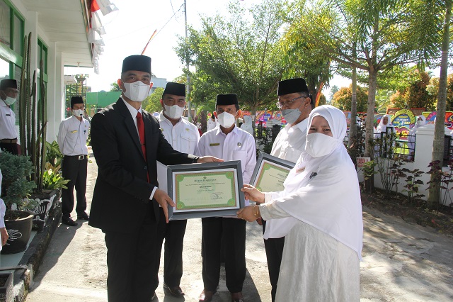 09 hab kab solok d HAB 76, Kemenag Kabupaten Solok Beri Penghargaan Guru dan Kepala Madrasah Tergiat