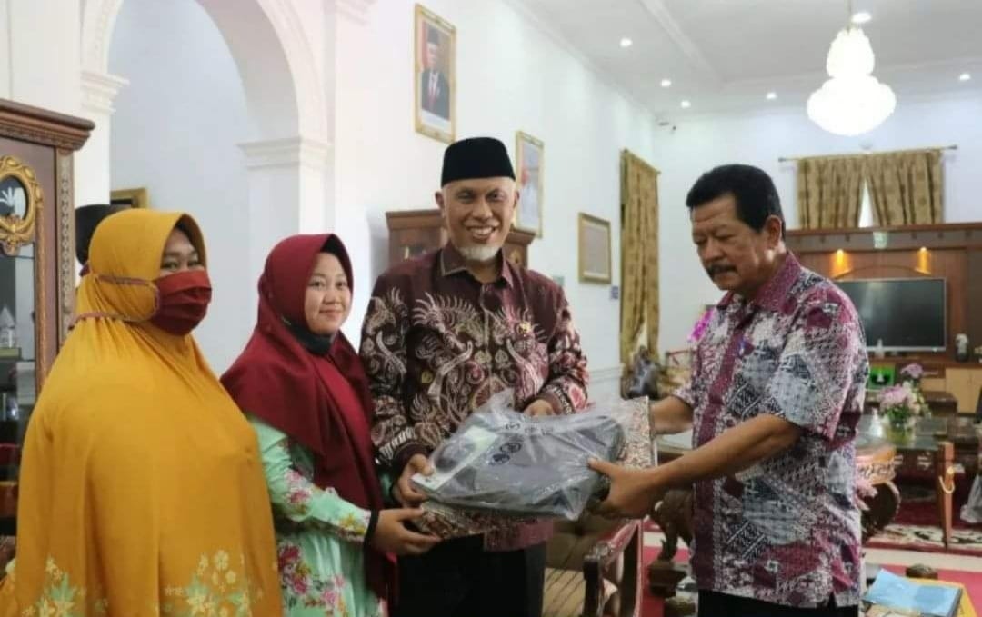 IMG_20220121_085427 Novelis Berbakat Melani Termima Hadiah Laptop dari Mahyeldi