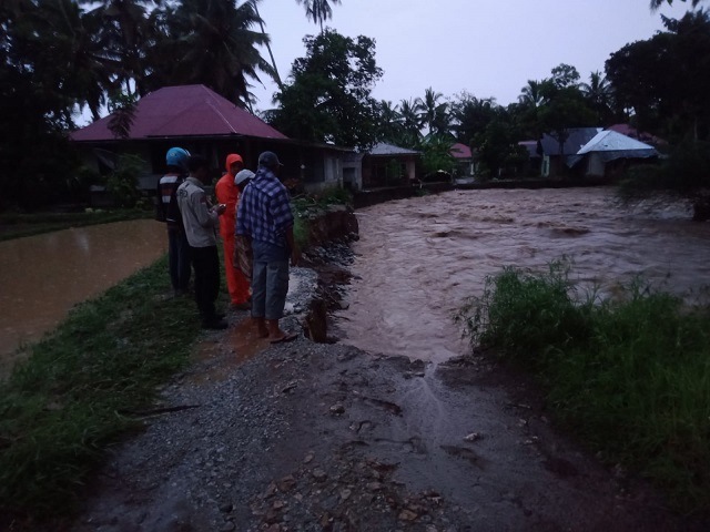 Banjir di Salayo dan Koto Baru serta Galodo di Koto Sani Akibat Hujan Deras 2 015 banjir a