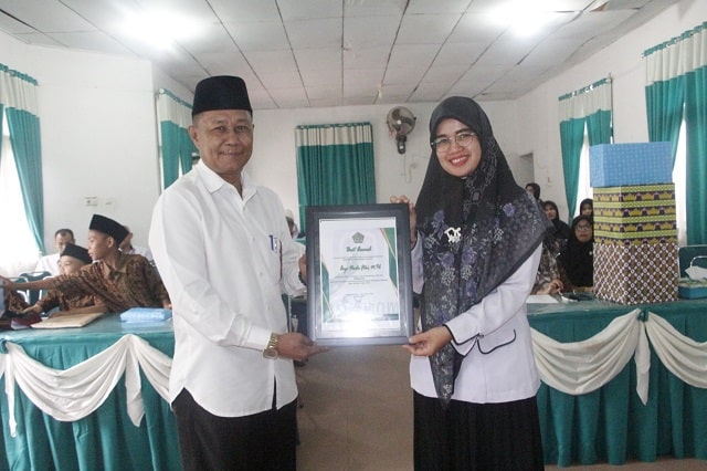 Humas MTsN 4 Pasaman Terima Reward dari Kakan Kemenag