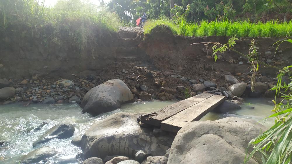 IMG_20221004_082650 Jembatan Darurat Hanyut, Masyarakat Sawah Kandang Salayo buat Penyebrangan untuk Anak ke Sekolah