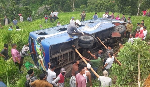 0155 alisma Bus Alisma Bawa 29 Santri Terjun ke Sawah, Kernet Tewas Terjepit