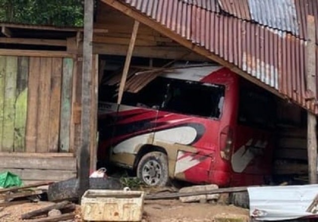059 laka bus tintin Seruduk Bengkel di Pait Malintang 9 Penumpang Bus Tintin Terluka