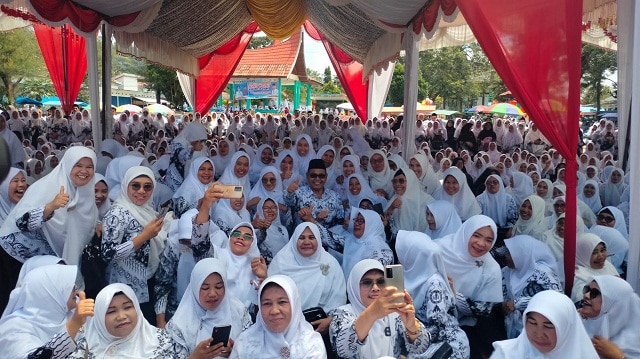 HUT PGRI Meriah, Bupati Solok Motivasi Ribuan Guru 2 HUT