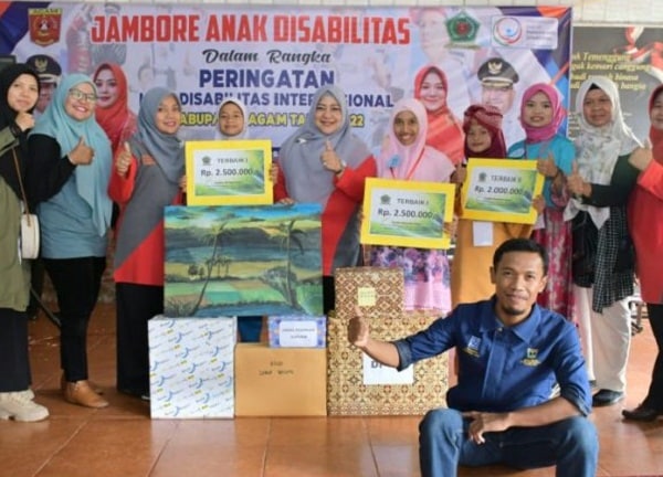 Ketua LKKS Agam Serahkan Hadiah Pemenang Jambore Anak Disabilitas 2 hadiah1
