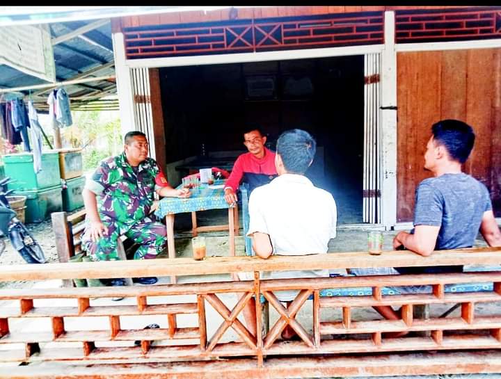 Babinsa Pagai Utara Dengarkan Curhat Nelayan