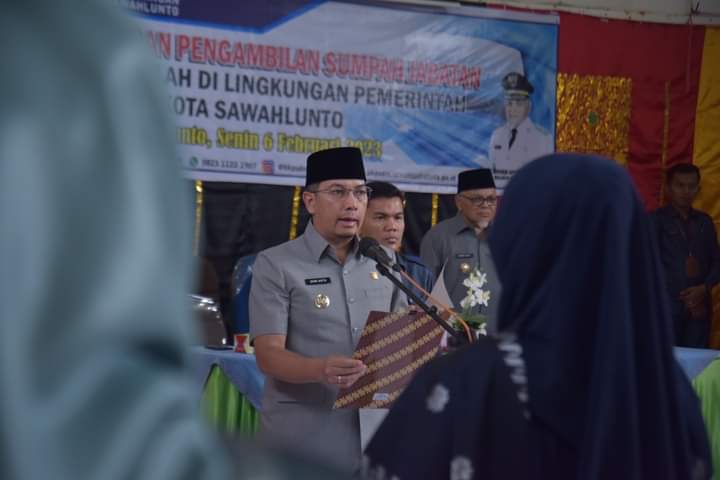 Lantik 8 Kepala Sekolah, Wali Kota Deri Asta Ajak Kejar 'Ketertinggalan' Pendidikan