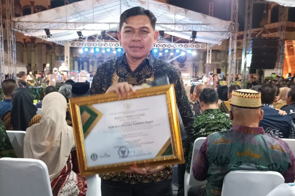 IMG-20230204-WA0000 Direktur Bumdesma Sambilan Nagari Menerima Penghargaan Pada Event Akbar Hari BUMDES Tingkat Nasional