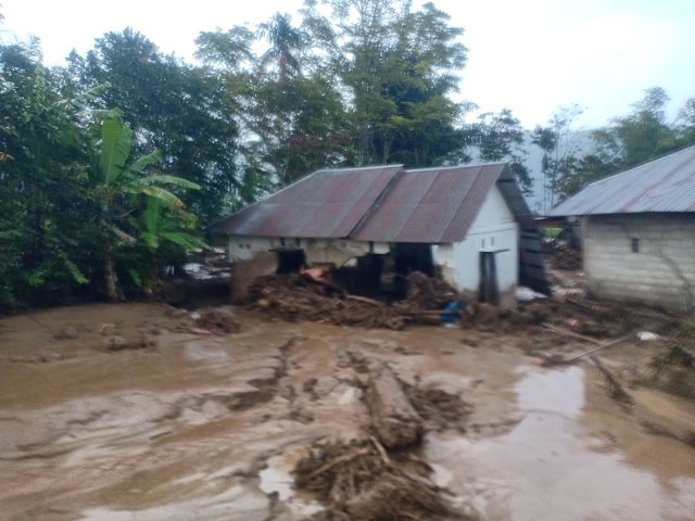 0145 surian a Galodo di Surian Kabupaten Solok Rusak 4 Rumah