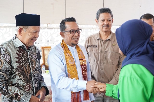0155 eka putra Bupati Eka Putra Serahkan Bantuan H. Sainir Dt. Singguno kepada 116 Petugas Kebersihan