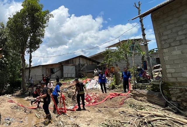 0160 damkar surian a Damkar Kab. Solok Bantu Bersihkan Rumah Korban Galodo di Surian