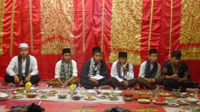 Makan Bajamba Siswa Kelas IX MTsN 2 Solok, Lestarikan Budaya Minang