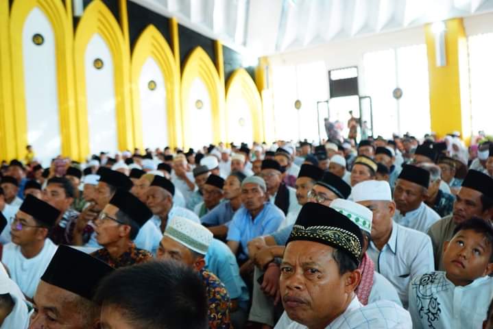 Mamah Dedeh Datang, Ribuan Warga Padati Masjid Agung Dharmasraya 2 FB IMG 1679248939168