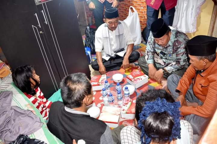Sambangi Warga, Bupati Agam Sahur di Rumah Maswendi