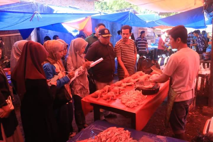 JelangIdul Fitri 1444H, TPID PasbarSidak di Pasar Simpang Empat dan Pasar Tempurung