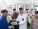 H. Miswan Serahkan Buku Panduan Manasik pada Jamaah Haji Kabupaten Agam