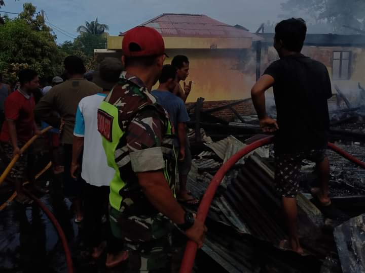 Babinsa Nagari Tabek Damkar dan BPBD Kab Dharmasraya Bantu Korban Kebakaran