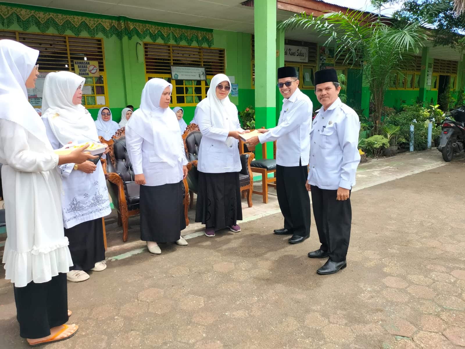 MTsN 1 Kota Pariaman lepas Dua Guru Tunaikan Ibadah Haji