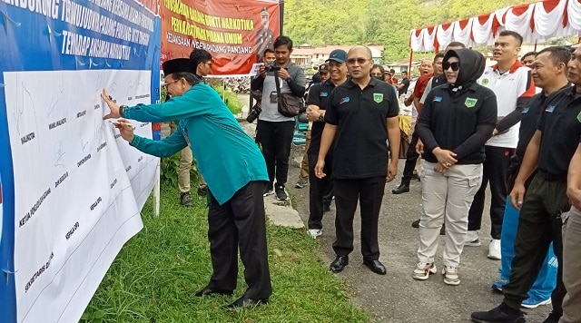 Peringatan HANI 2023 di Padang Panjang, Kakan Kemenag Bubuhkan Tandatangan