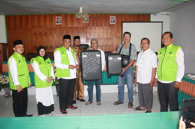 Serahkan Koper, H. Zulkifli Pesankan Jamaah Haji Jaga Fisik Jelang Keberangkatan
