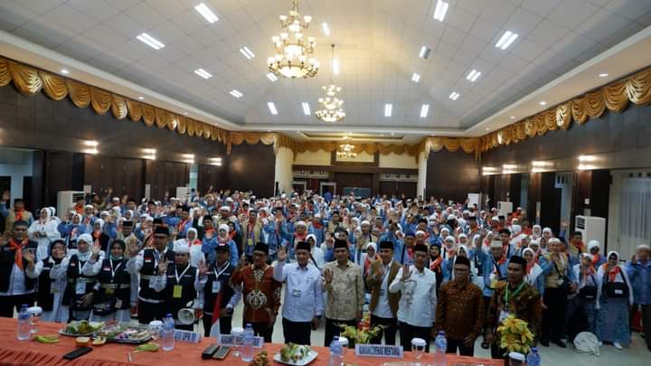 Wabup Risnawanto Hantarkan 317 Jemaah Haji Pasaman Barat hingga Naik Pesawat
