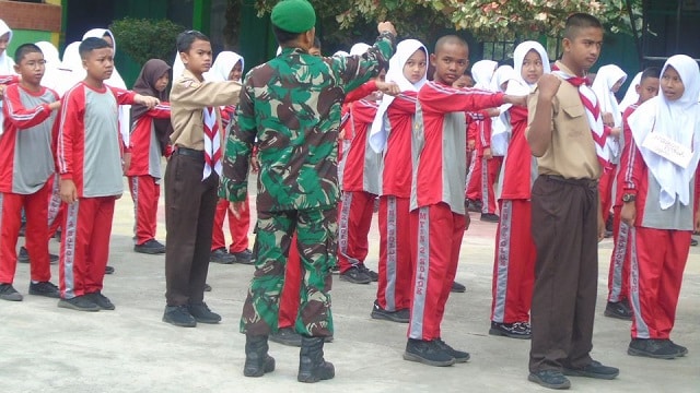 Personil Koramil 0309-01 Latih PBB Siswa Baru MTsN 2 Solok 2 0126 mtsn 2 solok a