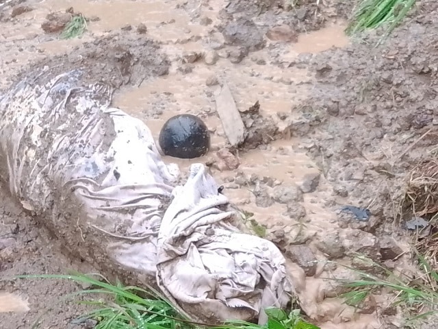 0145 makam longsor a Makam Warga Koto Anau di Seberang Padang Terkena Longsor, Jasad Ikut Hanyut