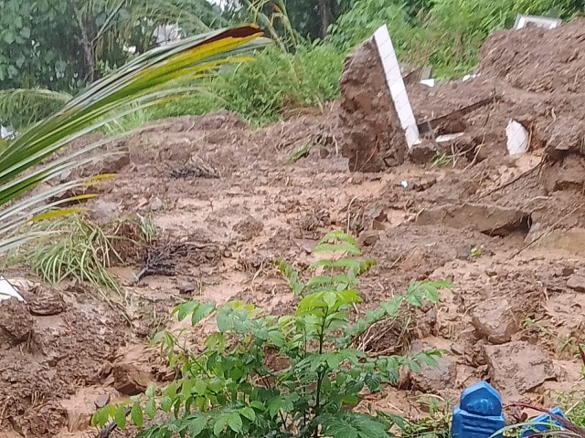 Makam Warga Koto Anau di Seberang Padang Terkena Longsor, Jasad Menyembul Keluar 2 0145 makam longsor b
