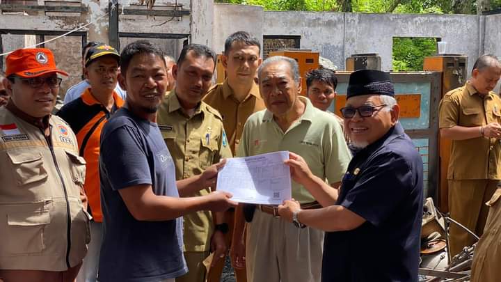 FB_IMG_1689004311077 Pemko Sawahlunto Serahkan Bantu Korban Kebakaran di Desa Silungkang Tigo