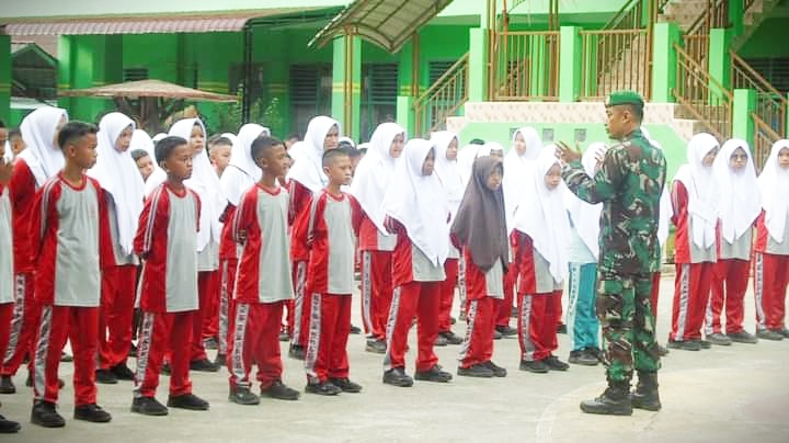 Personil Koramil 0309-01 Latih PBB Siswa Baru MTsN 2 Solok