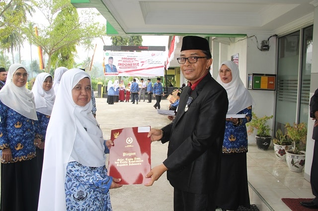 0170 upacara kemenag a Peringatan HUT ke 78 RI di Kemenag Kab Solok, ASN dan Siswa Berprestasi Terima Penghargaan