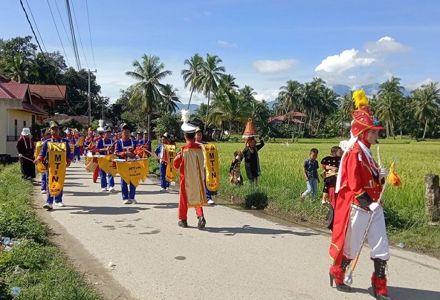 Barisan MTsN 2 Solok Diantara Meriahnya Pawai Nagari Koto Baru 2