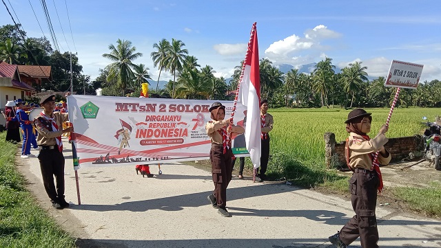 Barisan MTsN 2 Solok Diantara Meriahnya Pawai Nagari Koto Baru 1