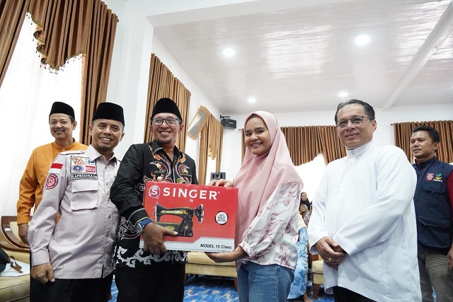 0285 tanah datar bansos 182 Penyandang Disabilitas dan Lansia di Tanah Datar Terima Bantuan Atensi
