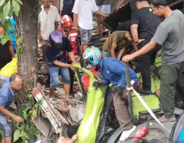 Kecelakaan Truk di Indarung, Evakuasi Sopir Berlangsung Dramatis 2 kecelakaanÂ