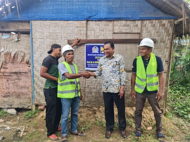 033 abdullah puteth Abdullah Puteh Serahkan Bantuan Aspirasi Rehab Rumah BSPS di Aceh Tamiang