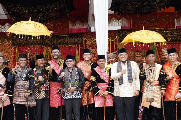 Kepala Dinas Dikbud Tanah Datar Riswandi Sandang Gelar Adat Dt. Monti Basa 1