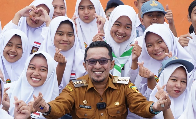 028 eka putra sma Upacara di SMAN 1 X Koto, Bupati Eka Putra Motivasi Siswa