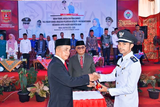 IDisaksikan Sekda Agam, Kamiruddin Serahkan Jabatan Wali Nagari Bawan pada Arif Eka Putra