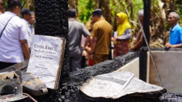 Ijazah Ikut Terbakar, Wabup Sijunjung Serahkan Bantuan Kepada Korban 1