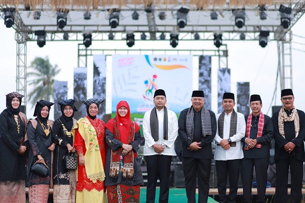 Rang Solok Baralek Gadang Usai, Wawako Pimpin Bersihkan Hamparan Sawah Solok 1