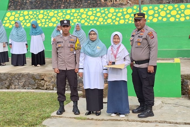 ifa Fizia, siswi kelas IX MTsN 6 Solok (MTsN Talang Babungo) mengharumkan nama Kabupaten Solok lewat prestasi tingkat nasional dalam ajang bertajuk National English and Science Olympic