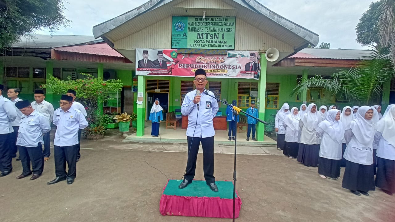 Ka. Kan Kemenag Kota Pariaman Pembina Upacara di MTsN 1 Kota Pariaman