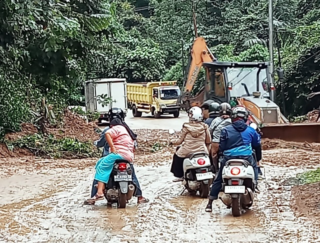 Jalan Lintas Sumbar Riau via Pangkalan Ditutup 1