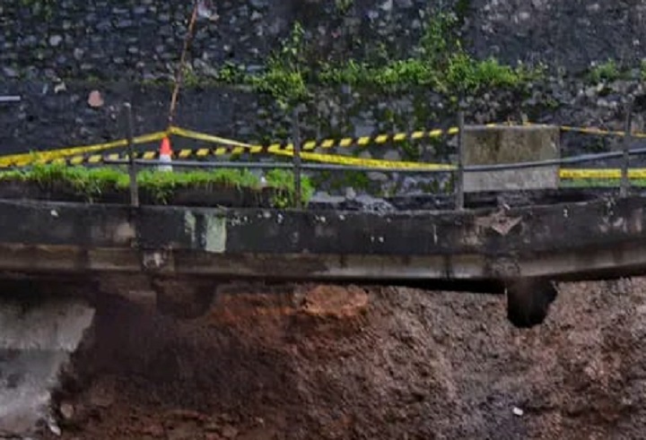 Jalan Lintas Sumatera Terban di Silungkang, Lalu Lintas Buka Tutup 1