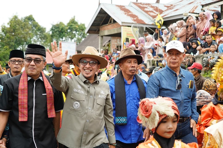 Alek Pacu Jawi Nagari Padang Laweh Ditutup Bupati Eka Putra 1