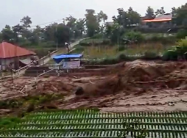 Rumah Warga Rusak, Bupati Solok Tinjau Lokasi Banjir Bandang Nagari Surian 1 Banjir1