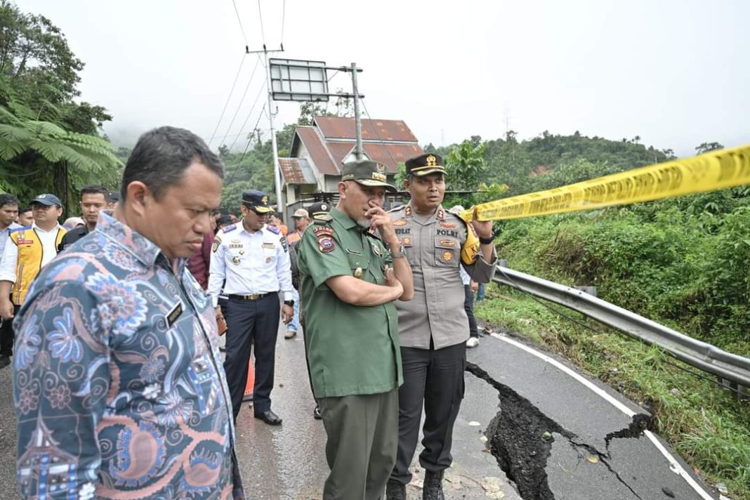 Gubernur Mahyeldi Tinjau Kerusakan Jalan Sumbar-Riau Pascalongsor